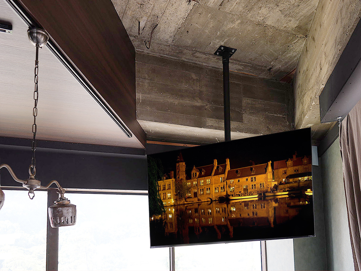 鹿児島市のお店でコンクリートの天井に55インチテレビを天吊り