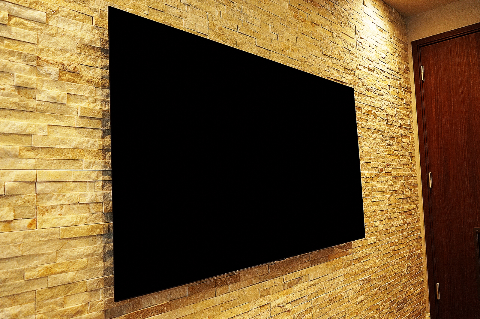 デザインウォールがとても美しく壁掛けテレビの事を考えられた空間にLG製・65インチ有機ELテレビ「OLED65C8PJA」を壁掛け