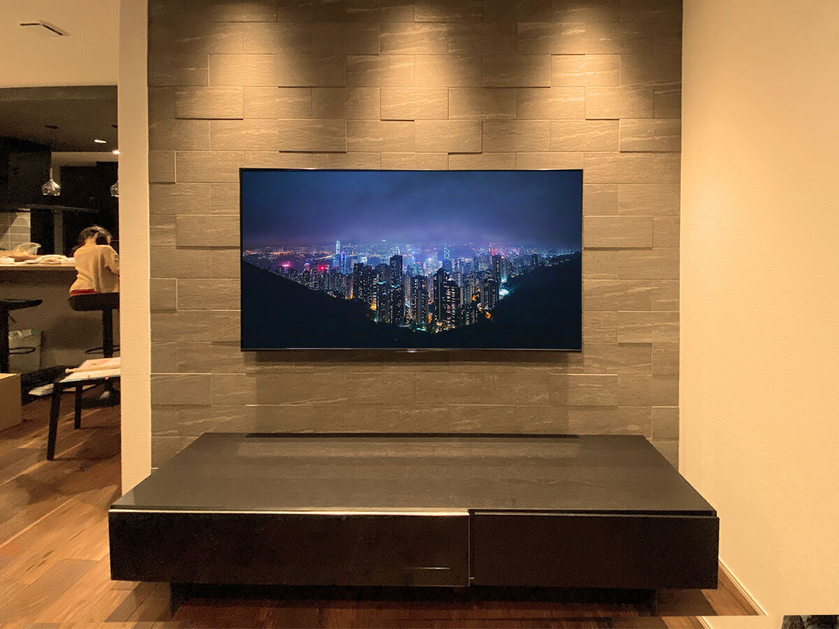 テレビはソニーの最新液晶テレビ KJ-65X8550H。