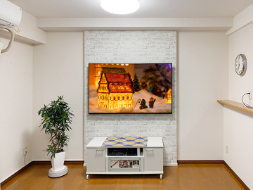 大阪府豊中市で壁掛けテレビ工事。マンションの壁にフェイクウォールPIXYを設置し、65型の有機ELテレビを壁掛け。テレビはカトー電器でご購入。壁掛けテレビ工事同時購入で特別お値引き。