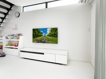 【49V型 ソニー】愛知県豊田市で壁内に補強を施し、専用コンセントを新設した上で49インチ液晶テレビ(KJ-49X9000E)を壁掛け