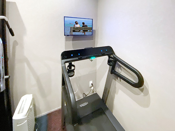 【24V型 東芝】名古屋市でマンションのトレーニングルームに東芝レグザ24インチ液晶テレビ(24V34)を壁掛け