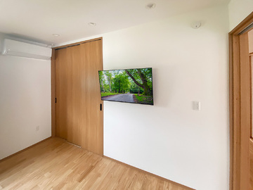【新和建設】岐阜県郡上市で寝室の壁に43インチ液晶テレビ(KJ-43X8000H)を上下可動式金具で壁掛け