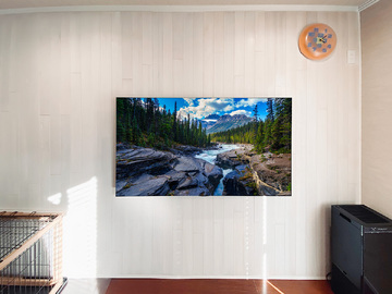 【セキスイハイム】神奈川県藤沢市の戸建て住宅で木の壁に可動式金具を設置し、LGの65インチ有機ELテレビ(OLED65C2PJA)を壁掛け