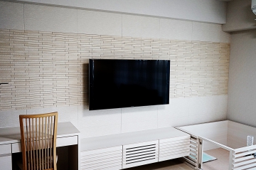 【分譲マンション】2種類のエコカラットを基調にした壁に49インチ液晶テレビを壁掛け施工