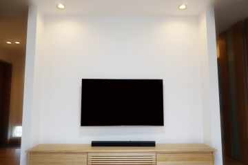 左右対称の美しい見た目に使いやすさも兼ね備えた壁掛けテレビを施工させていただきました。