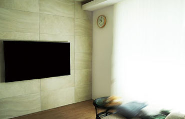 【エススタイル】テレビ壁掛け用に専用設計されたタイル壁に65インチ・ブラビアの壁掛け