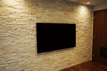 【分譲マンション】デザインウォールがとても美しく壁掛けテレビの事を考えられた空間にLG製・65インチ有機ELテレビ「OLED65C8PJA」を壁掛け