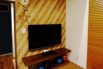 【60V型 シャープ】木の温かみを感じられる空間に壁掛けテレビがマッチング