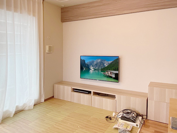 【49V型 ソニー】愛知県長久手市のマンションで下地補強を施し、49インチ液晶テレビ(KJ-49X8000D)を角度固定式金具で壁掛け