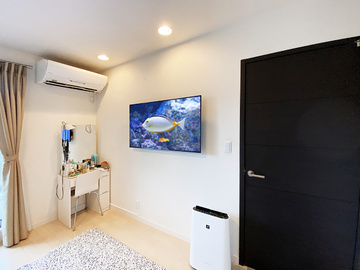 【積水ハウス】愛知県北名古屋市で寝室の石膏ボード壁にハイセンスの49インチテレビを角度固定式金具で壁掛け