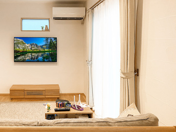 岐阜県関市でウォーロ壁の内部に補強を施し、49インチの液晶テレビ(TH-49FX600)を壁掛け