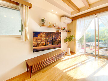 【積水ハウス】愛知県豊橋市で58型液晶テレビ(東芝レグザ 58M500X)を壁掛け