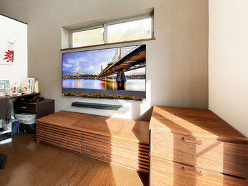 【ヘーベルハウス 】大阪府茨木市で石膏ボード壁に65型有機ELテレビ(65X830)とBOSEサウンドバーを壁掛け