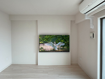 【分譲マンション】三重県四日市市のマンションでコンクリート壁にフェイクウォールPIXYを設置し、65インチテレビを壁掛け