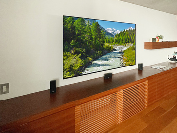 名古屋市でのテレビ壁掛け工事。コンクリート壁の52インチ液晶テレビと金具を外し、75インチの液晶テレビと角度固定式金具へ付け替え。壁掛けテレビの普及に伴い壁掛けテレビの付け替え工事も増えています。