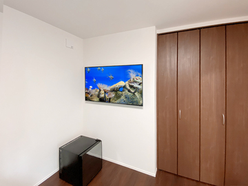 【オープンハウス 】愛知県名古屋市で寝室の壁面に49インチ液晶テレビ(QRT-49W4K)を壁掛けし、壁内配線でHDMIコンセントを増設