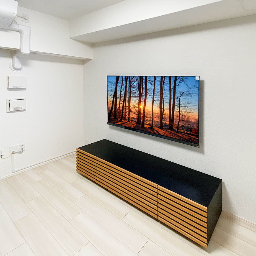 マンションのエコカラット壁の手前にPIXYを全面施工。「壁掛けテレビにしたい！」というお客様のご要望にお応えできました。