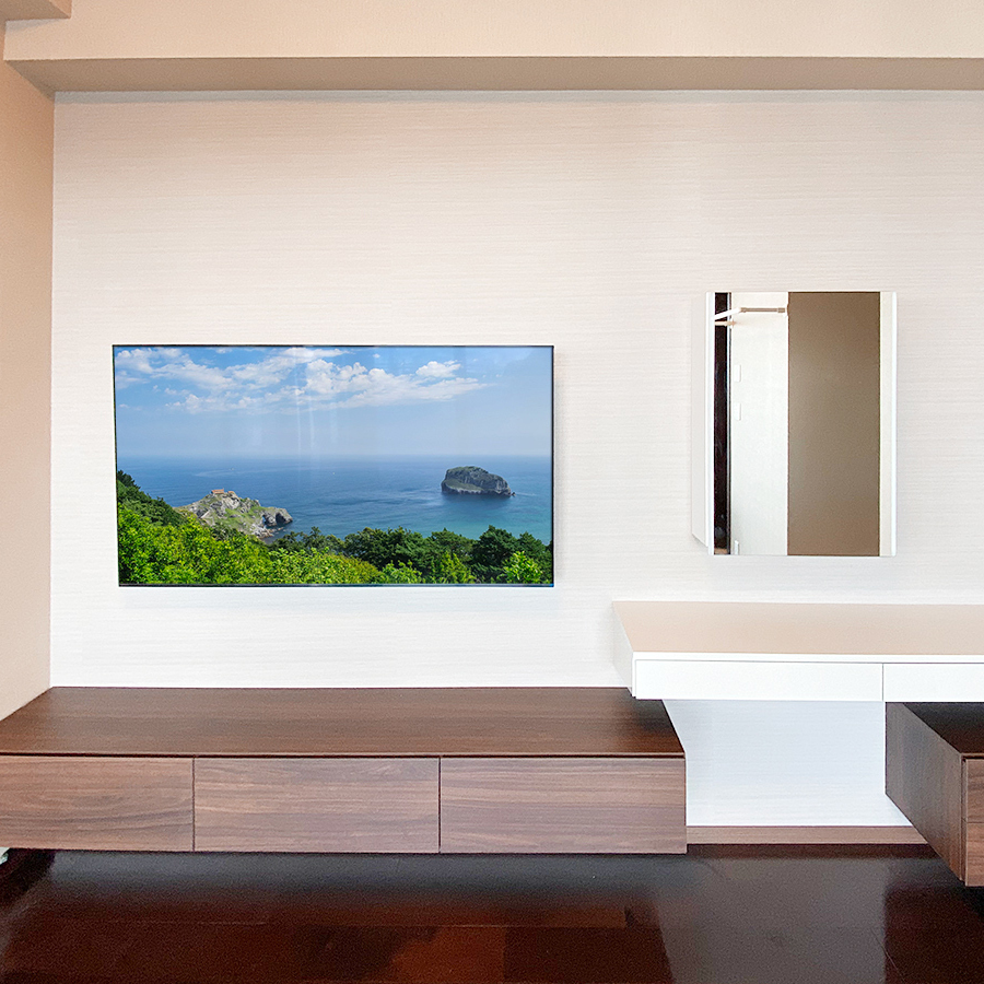 マンションの壁一面にPIXYを施工。55インチテレビの他、パモウナのフロートテレビボード、2段引き出しの他、さらにミラーキャビネットなども壁掛けしました。