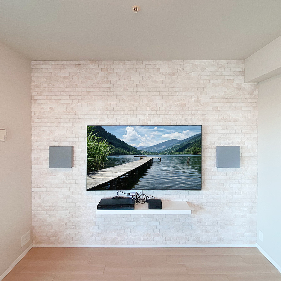 マンションの壁一面にPIXYを施工。壁掛けテレビの下にレコーダー置き場としてウォールシェルフ(棚)、左右にホームシアタースピーカをPIXY内経由の配線で取り付けました。