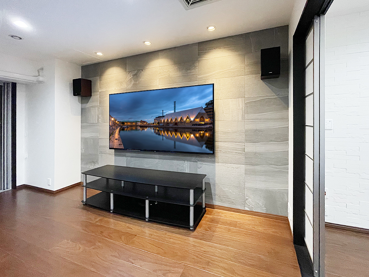 東京都新宿区で壁一面にエコカラット(ストーングレース)を貼り、75インチ液晶テレビとフロートテレビボードを壁掛け