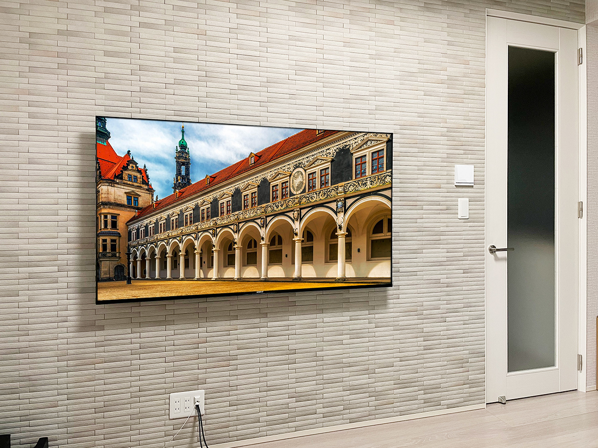 エコカラット「カームウッド」が貼られた壁面に65インチの液晶テレビを壁掛け エコカラット「カームウッド」が貼られた壁面に65インチの液晶テレビを壁掛け