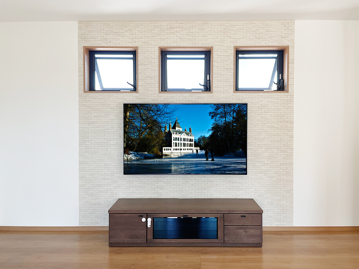 テレビはエコカラット壁中央に配置。