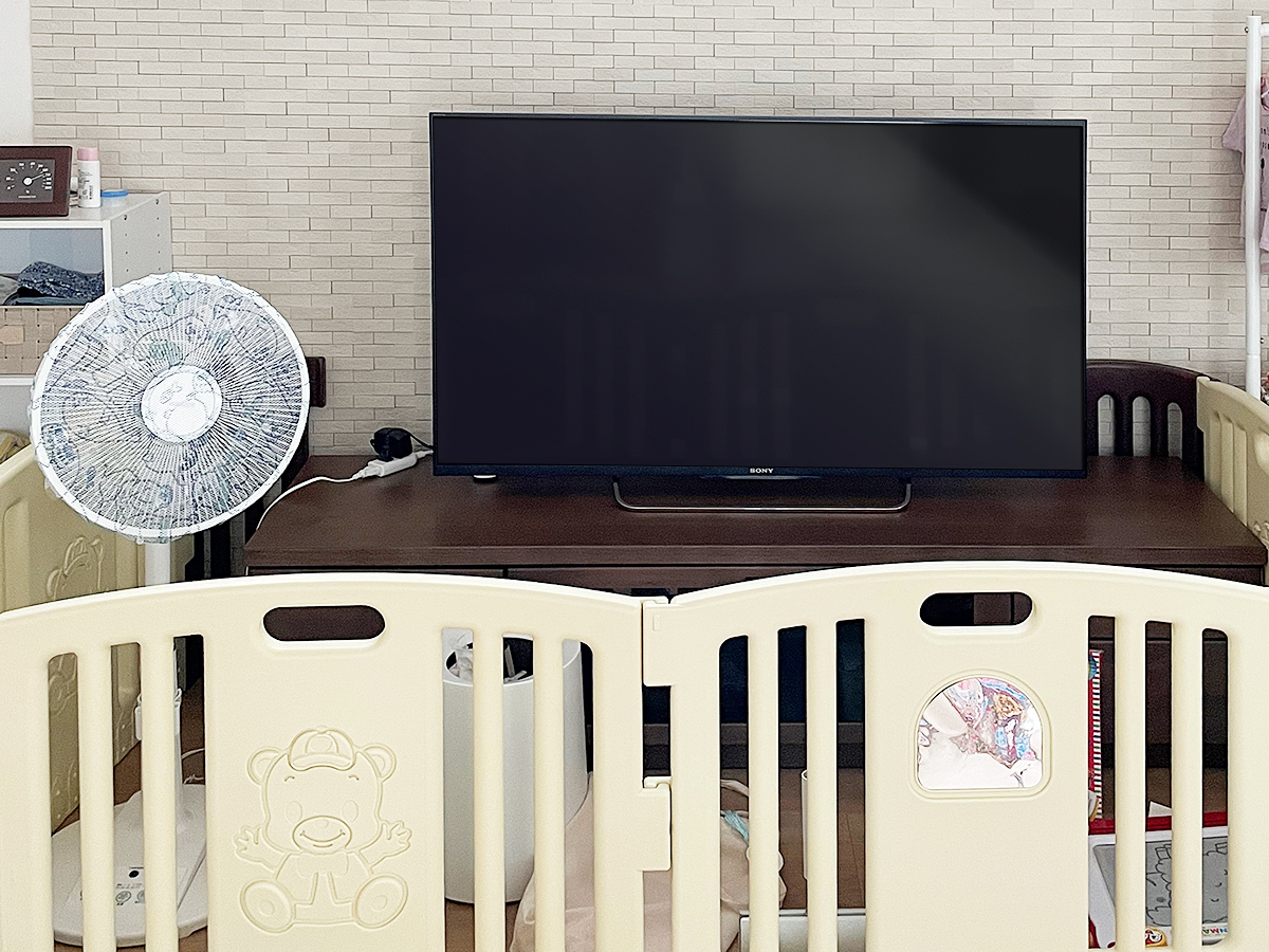 お客様から送っていただいた写真。ベビーゲイトで囲まれたテレビ