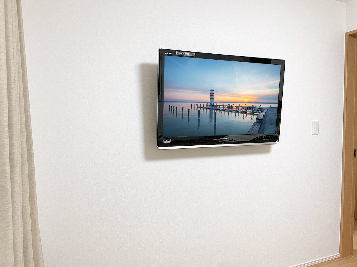 名古屋市で寝室の石膏ボード壁にシャープ40インチ液晶テレビ(LC-40DZ3)を壁掛け