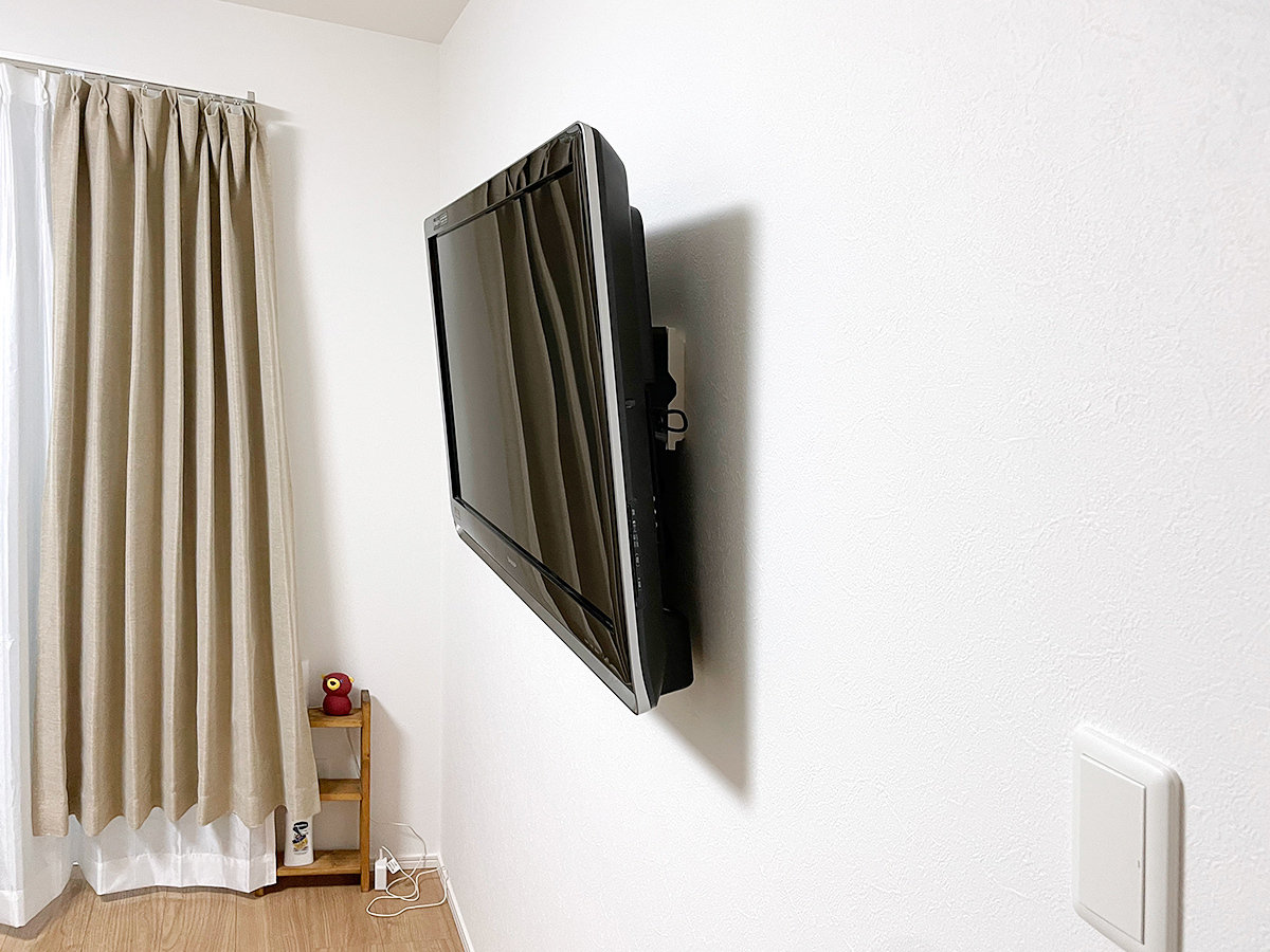 名古屋市で寝室の石膏ボード壁にシャープ40インチ液晶テレビ(LC-40DZ3)を壁掛け