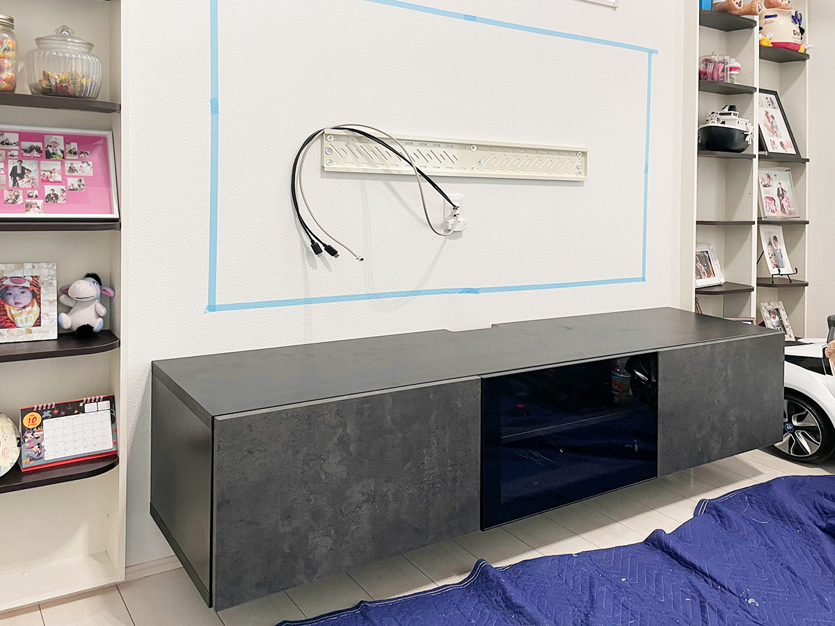 千葉県野田市でアクオス70インチ液晶テレビ 8t C70bw1 とikeaベストーを壁掛け