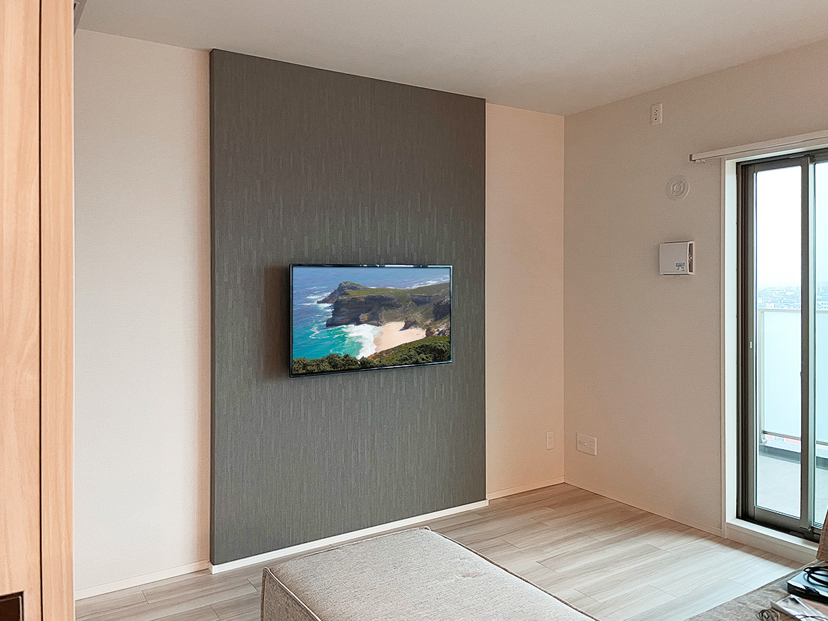 愛知県刈谷市でフェイクウォールPIXYを設置し43インチの液晶テレビを壁掛けしました。テレビ背面には録画用のハードディスクを設置しています。