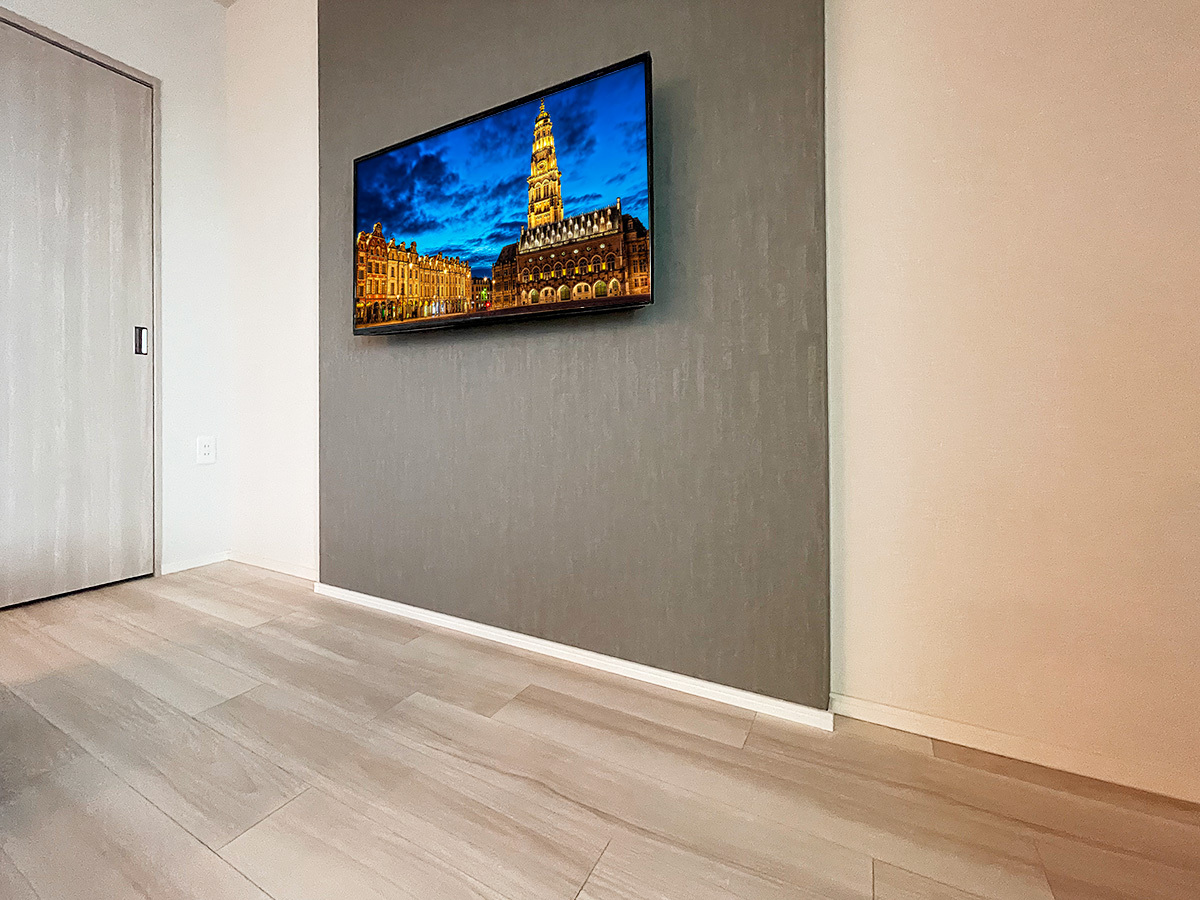 ケーブル類をPIXY内部に通すことで、一見するとコード類が一切見えない壁掛けテレビが実現します。