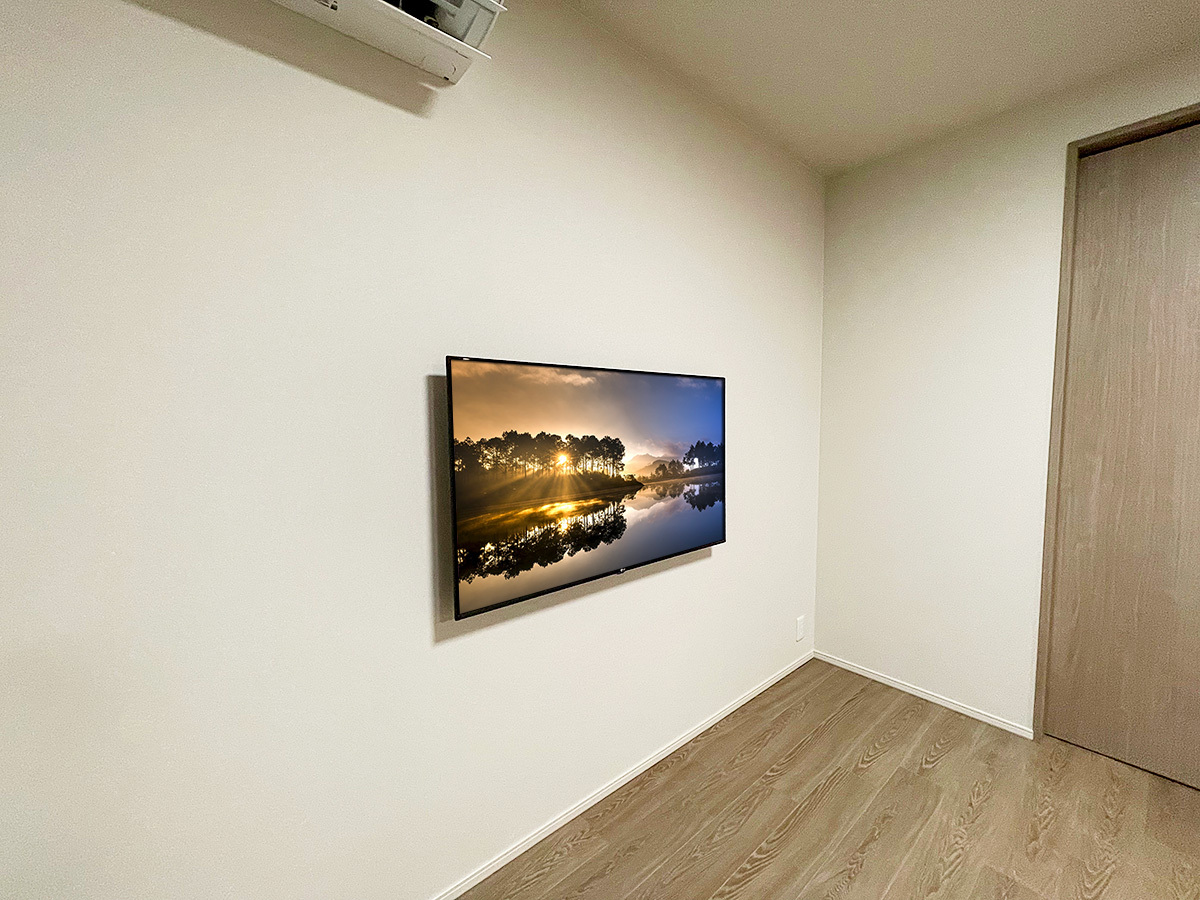 テレビはLGの「49SM8100PJB」。テレビ本体のサイズは横幅1096mm、高さは640mm、厚みは最大で64mm。重量は14kgです。