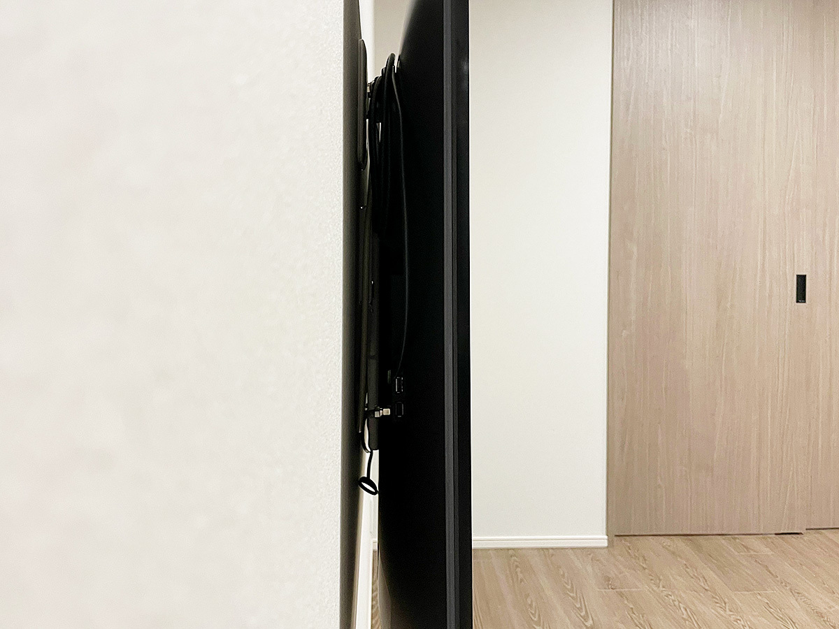 壁掛け金具は薄さを重視した角度固定式タイプです。