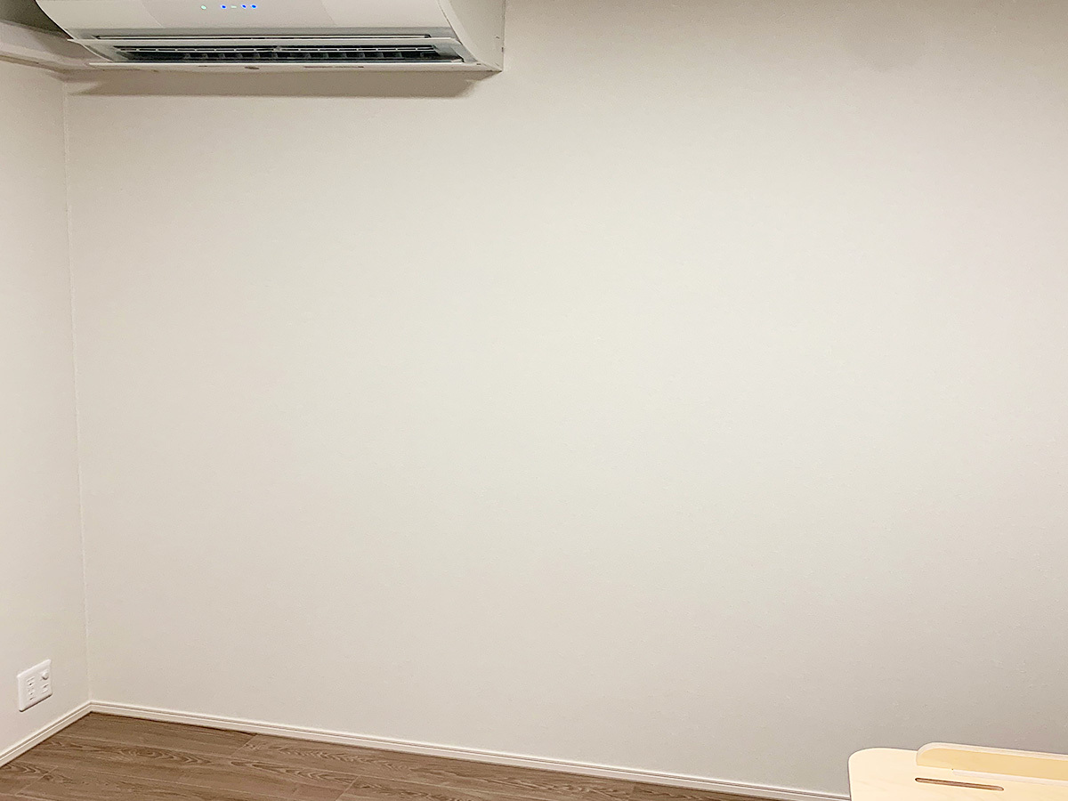 工事前の写真です。このあとテレビで隠れる位置と、床上にコンセントを新設しました。