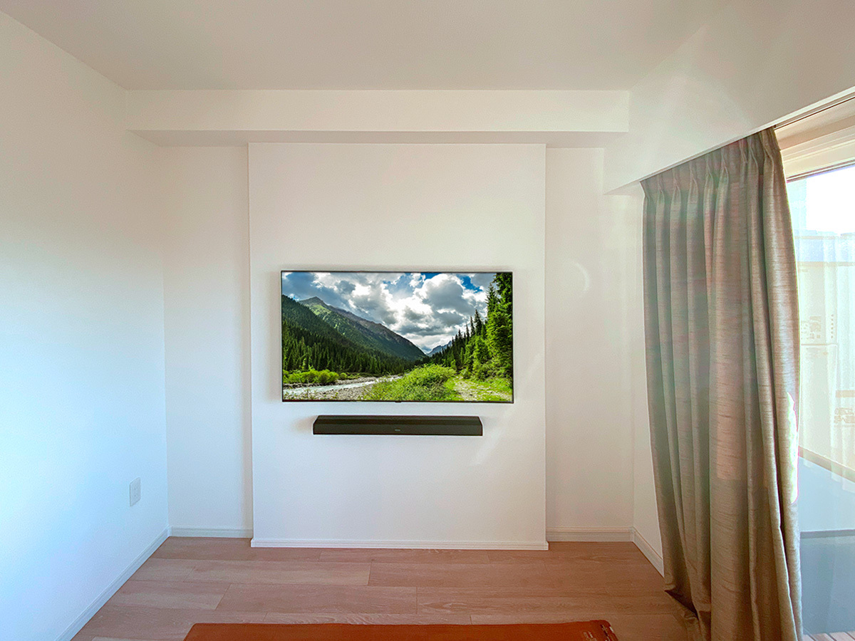 千葉県柏市のマンションでフェイクウォールPIXYを設置し、55インチテレビ（LG 55NANO91JNA）とサウンドバーを壁掛けしました。