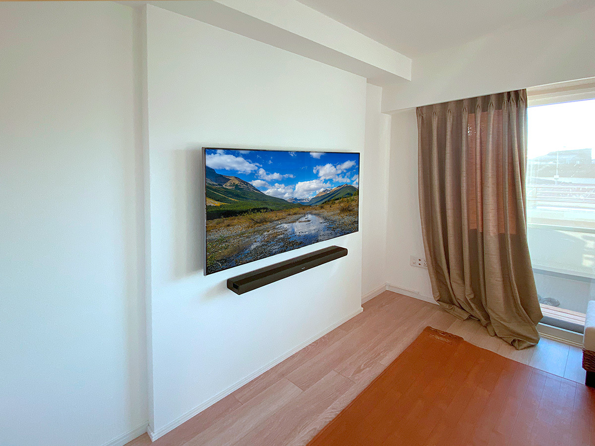 フェイクウォールPIXYの横幅は1600mm。高さは天井までとなり2260mm。テレビの配線などはすべて厚み7cmのPIXY内部で完結しています。