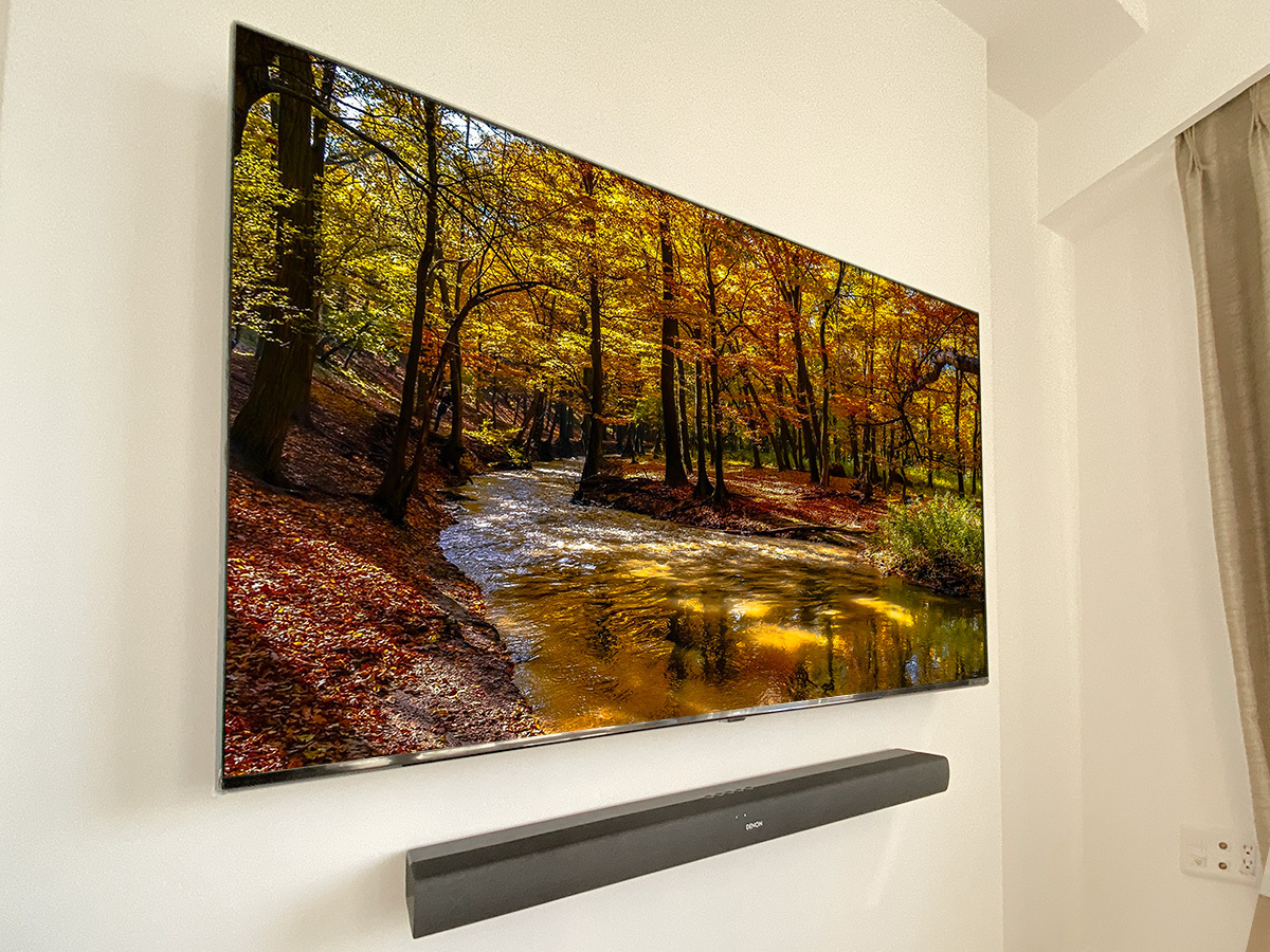 PIXYはお好きな位置にテレビやサウンドバー、棚などを設置することができるのが特長です。リクエストいただければコンセントパネルも増設します。