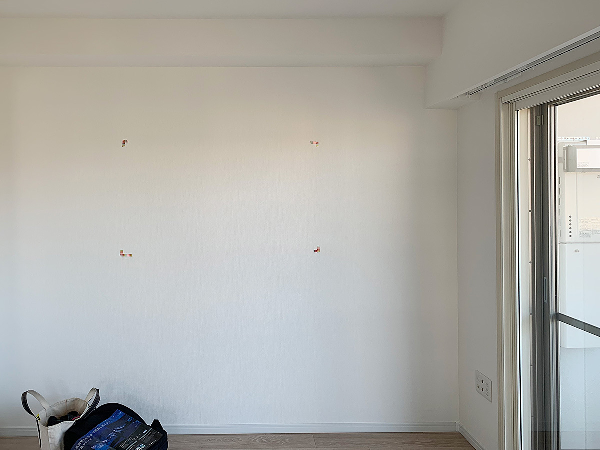 お客様がお問い合わせの際に送ってくださった壁の写真。すでにお客様の手によってテレビの取付希望位置が示されており、工事担当者は大助かりでした。