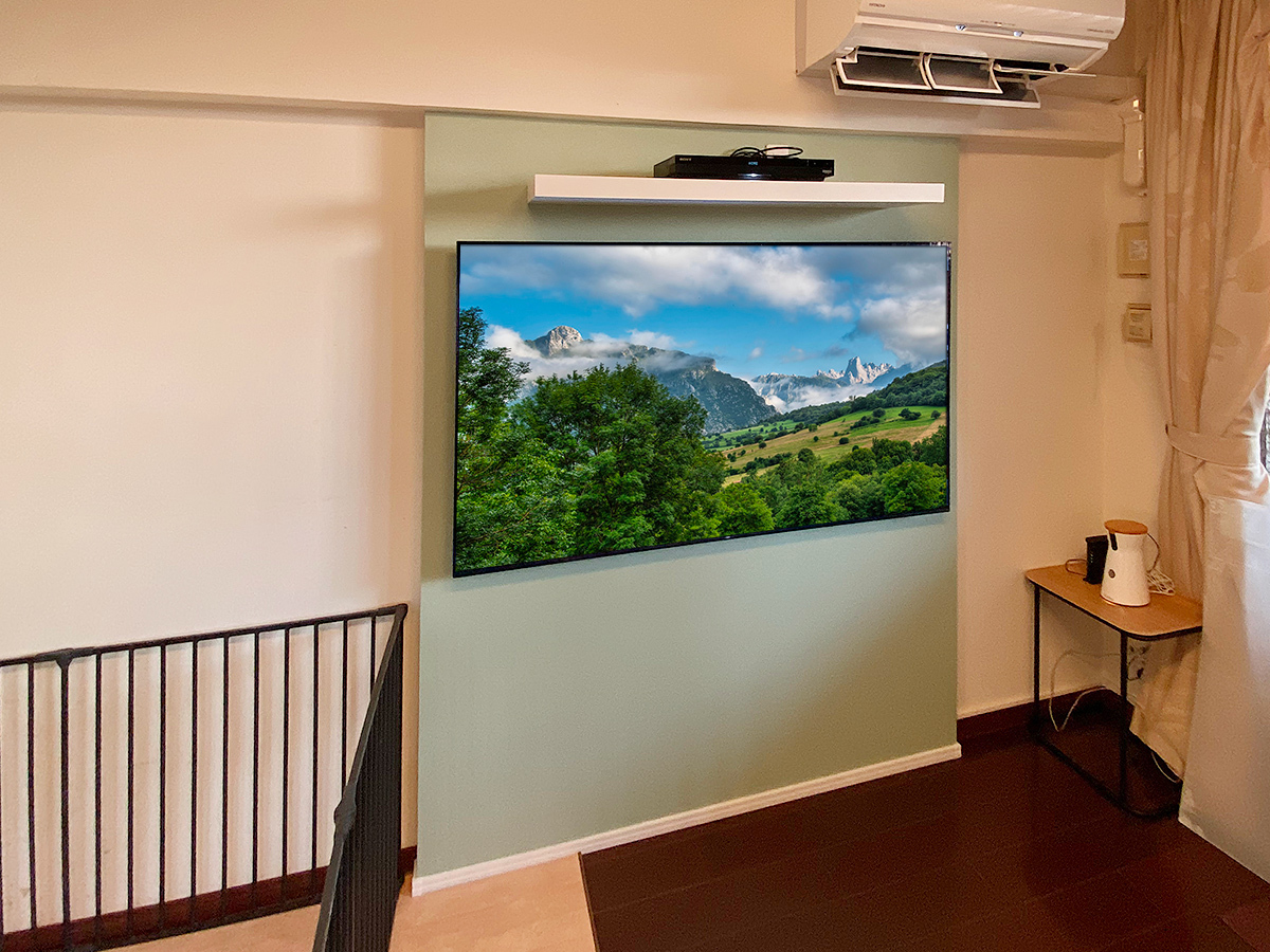 名古屋市のマンションで「FAKE WALL PIXY」を設置し、65型の有機ELテレビとウォールシェルフを壁掛け。室内でペットを飼われている方に、いたずら防止の観点から壁掛けテレビは人気です。