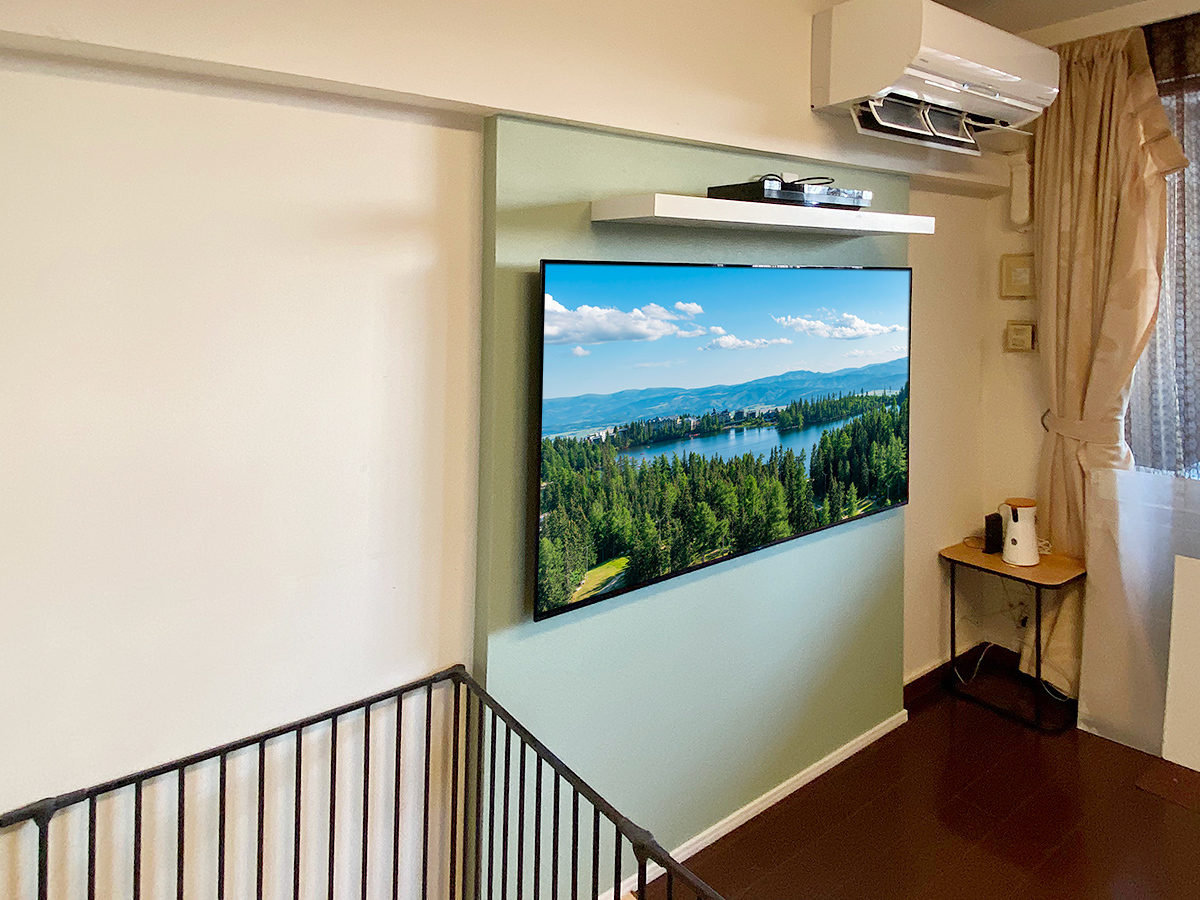 今回のPIXYは横幅1600mm、高さが1960mm。外装はサンゲツのアクセントクロス＋巾木。本体内部に各種のケーブルが張り巡らされています。