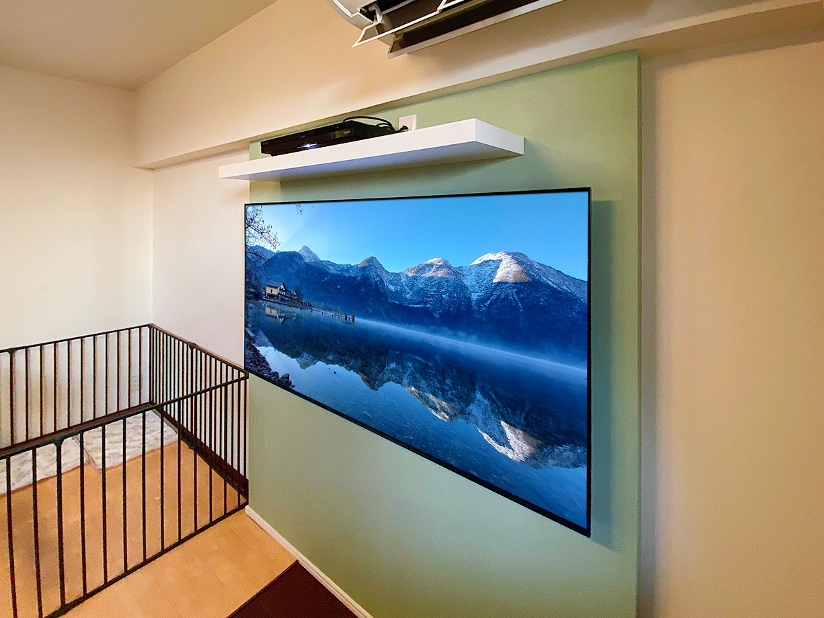 テレビはソニーブラビア KJ-65A9G。65型の有機ELテレビ。壁掛け時のサイズは横幅1447mm、高さ834mm、厚み40mm。重量は21.2kg。これに壁掛け金具の重量が加わります。