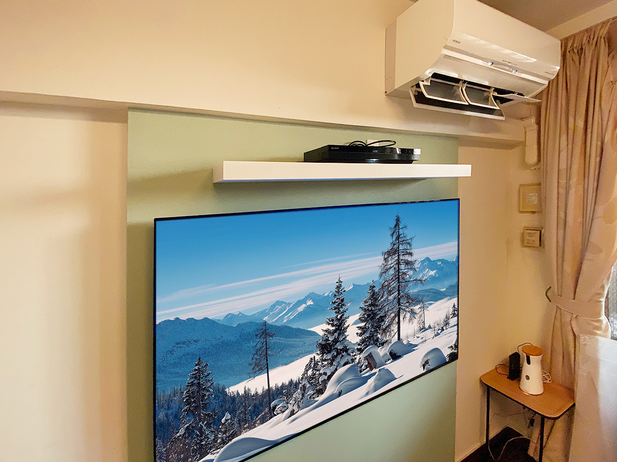 テレビ上部には録画機器置き場としてのウォールシェルフを配置。ブルーレイレコーダーなどを置き、PIXY内経由でテレビとつながる専用のコンセントもご用意しました。