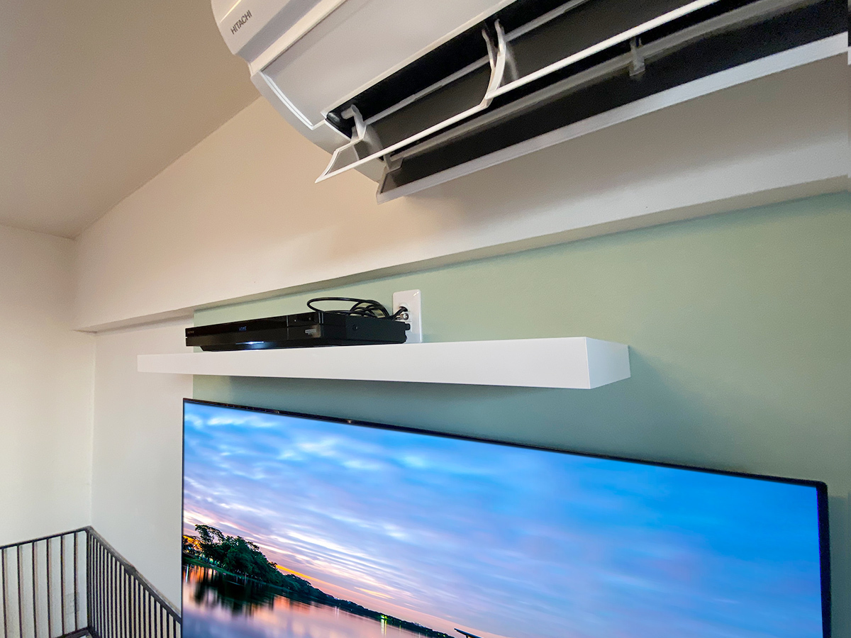 上部ウォールシェルフの様子。ここに接続された機器類はPIXY内を経由し壁掛けテレビ本体とHDMIケーブルでつながります。録画のほか、映像やサウンドをテレビ側に出力させることもできます。