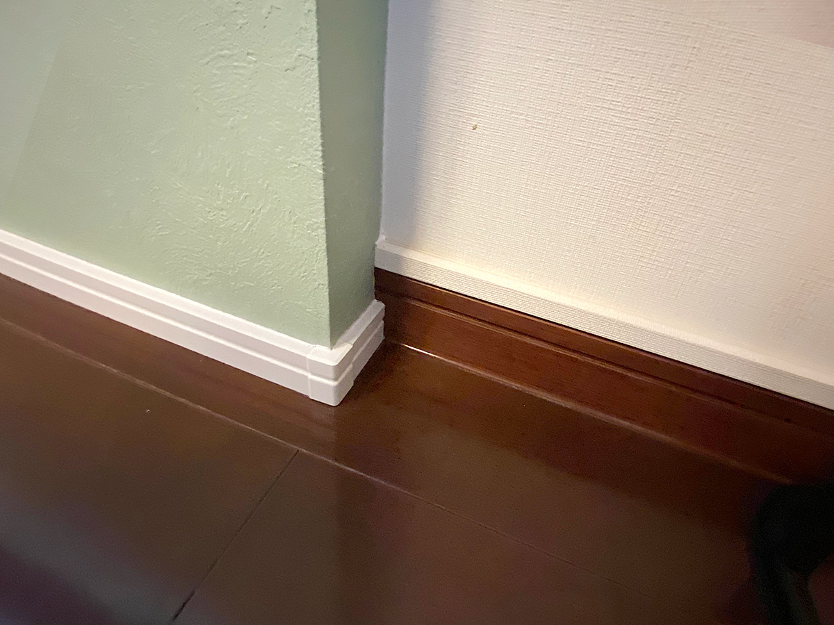 足回りには保護と装飾を兼ねて、ぐるりと巾木（はばき）を追加。自然に溶け込むようにしました。