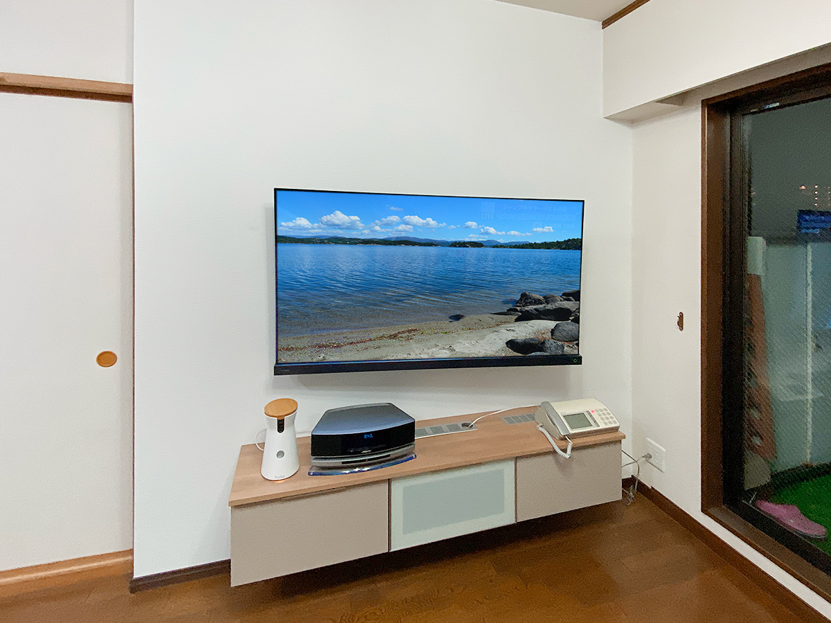 PIXYのサイズは横幅は2000mm、高さ2470mm。壁一面を覆うタイプです。テレビボードもフロートタイプで床とのあいだに隙間が開いており、掃除がしやすくなってます。