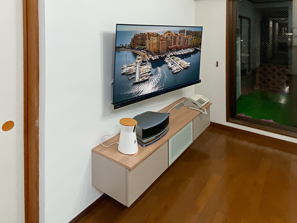 テレビは東芝レグザ55型の有機ELテレビ「55X9400S」。壁掛け時のサイズは横幅1223mm、高さ738mm。本体厚みは最大69mm。重量は23.1kg。これに金具の重量が加算されます。