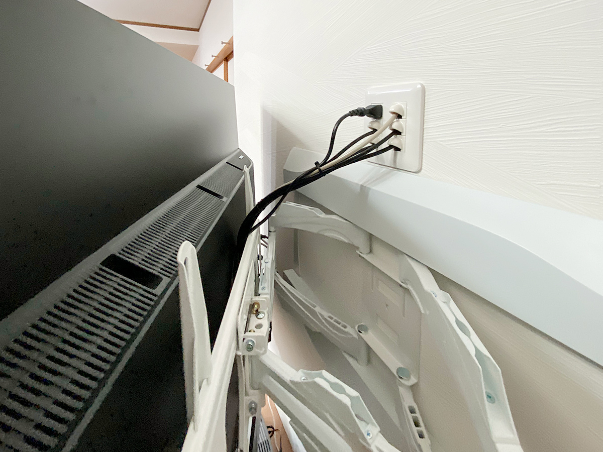 可動式タイプはテレビの背面の様子が丸見えになりますので、コンセントや配線などを可能な限りスマートにまとめる技術が要求されます。