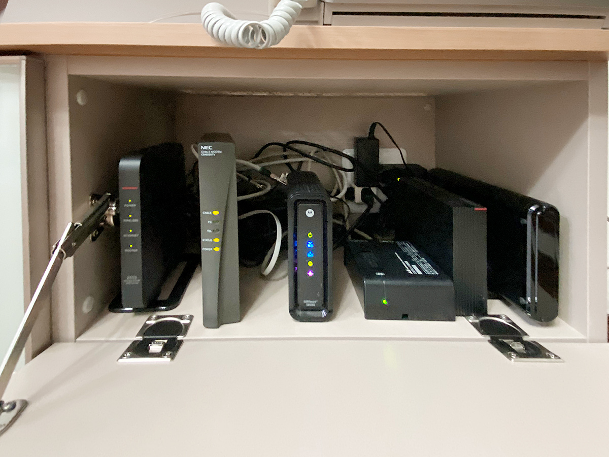 こちらはフロートテレビボード内の様子。ボード内部にコンセントパネルを用意し、各種機器類を収納しています。